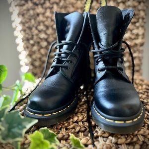 Dr Marten’s 1460 Womens Pascal Virginia Leather Boots, size 38 (US 7)